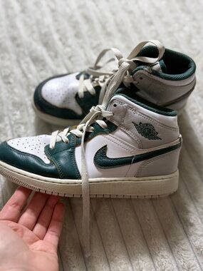 Nike Air Jordan 1 High Top Kids Sneakers White Green Leather Comfort 3.5Y
